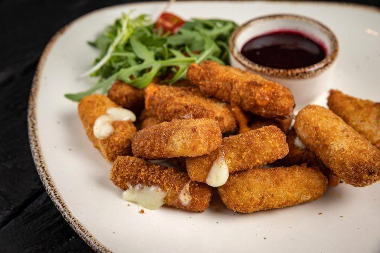 Croquete de queijo empanado