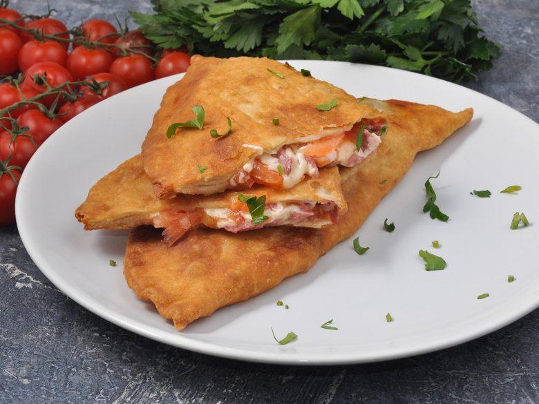 Pastel de mussarela e tomate