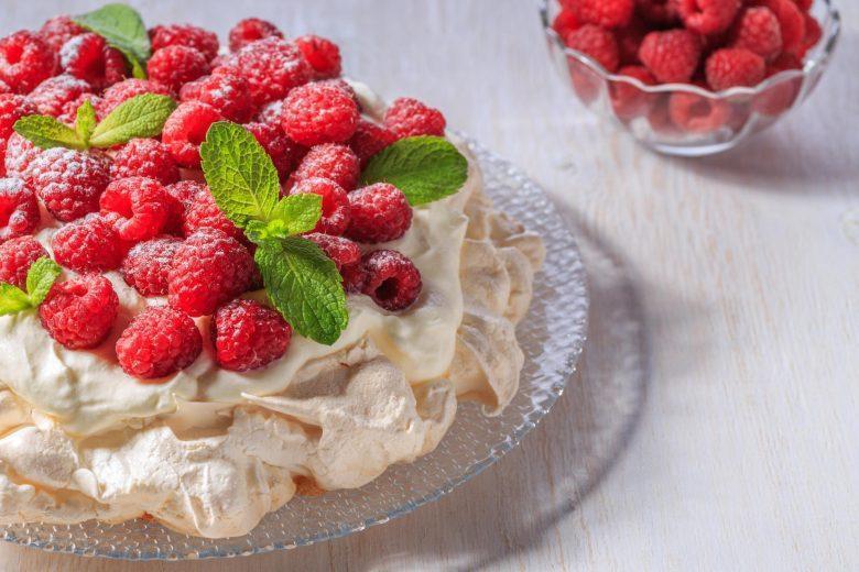 Pavlova com frutas e creme inglês