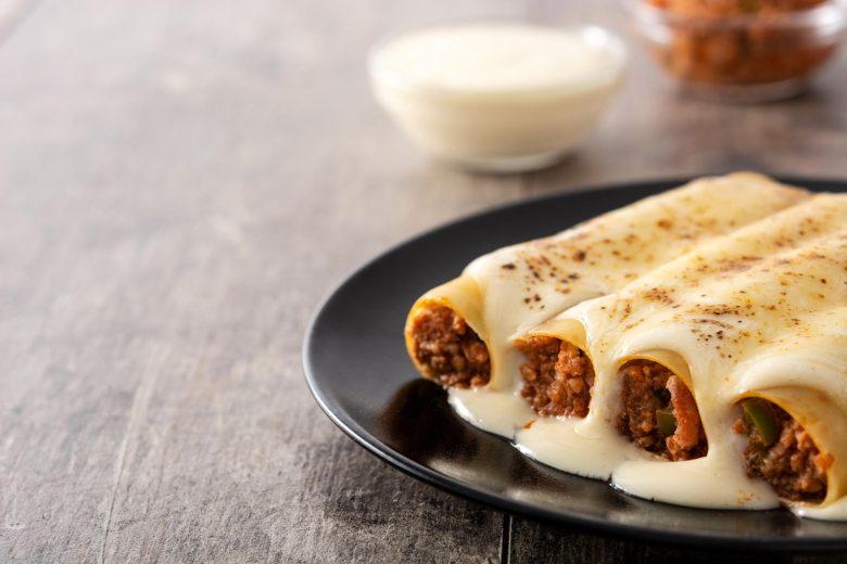 Canelone de carne ao molho branco