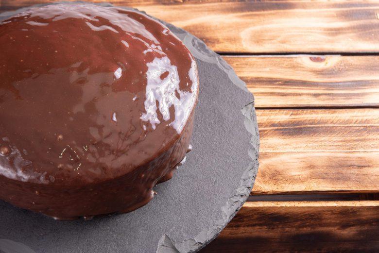 Bolo de cenoura com leite condensado
