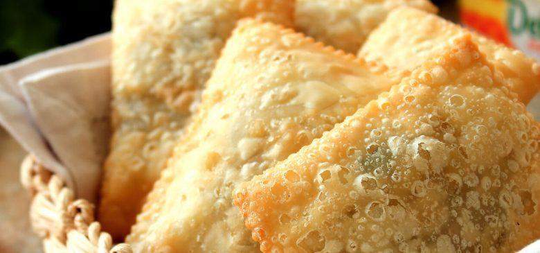Pastel de carne com ovo e queijo