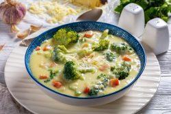 Sopa de brócolis, queijo e amêndoas