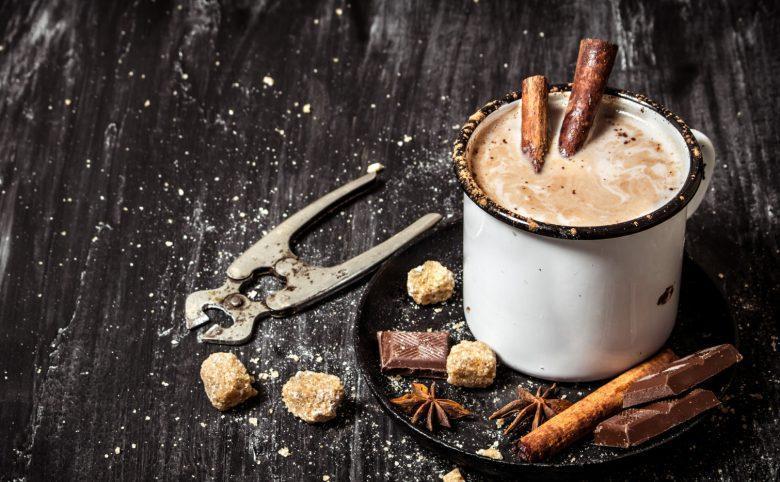 Chocolate quente com canela e noz-moscada