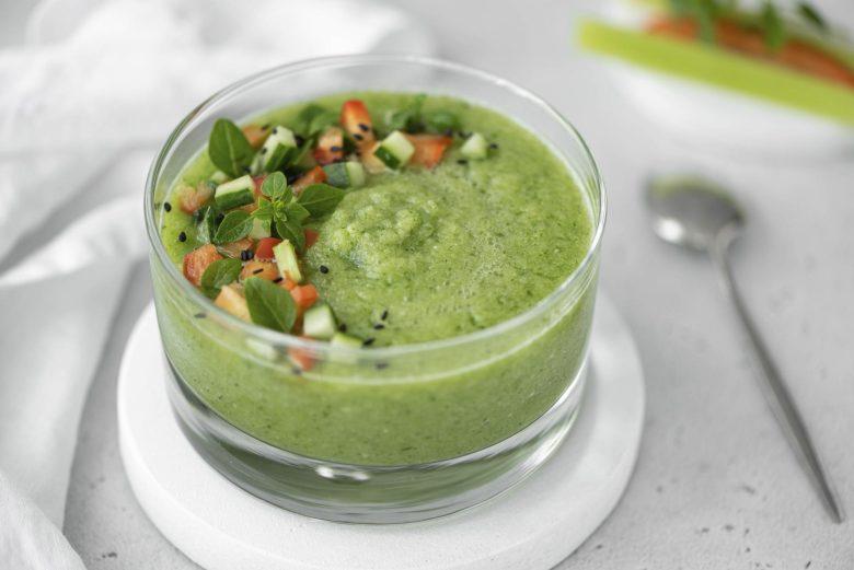 Sopa fria de abacate e pepino