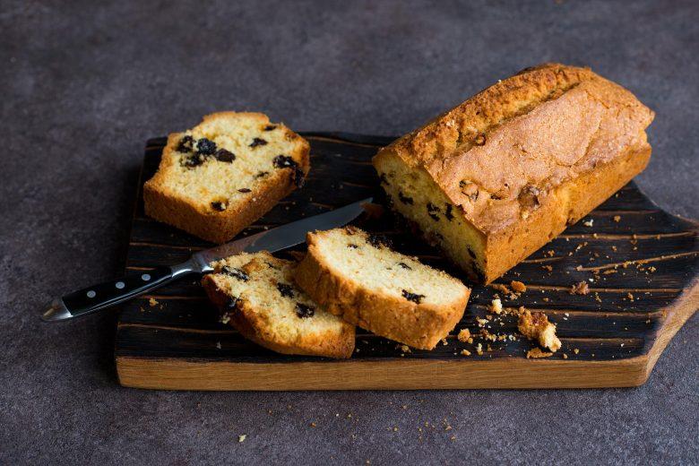Bolo de milho com uvas passas