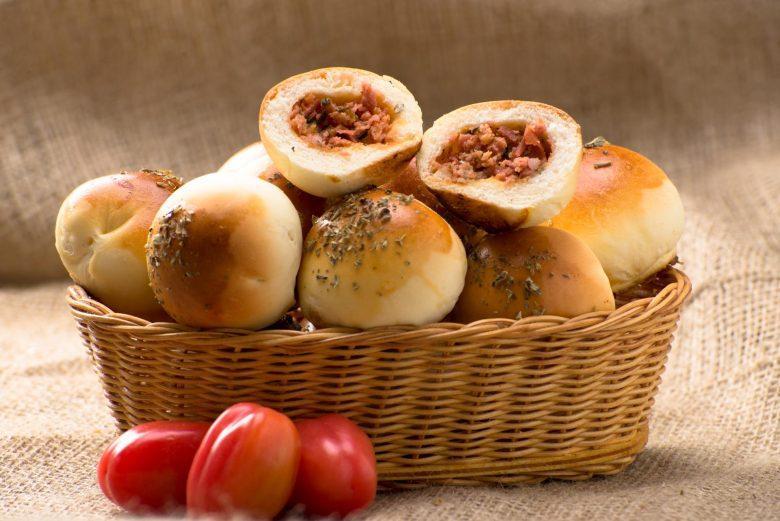 Pãozinho recheado com linguiça