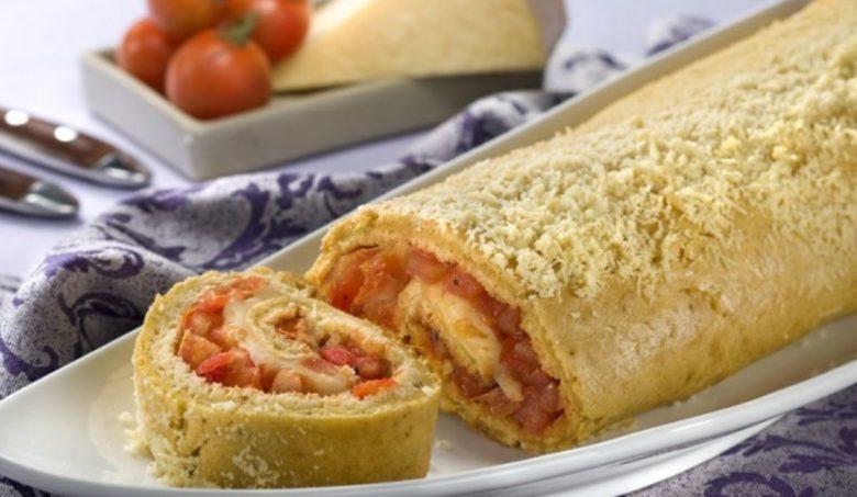 Rocambole de queijo e tomate
