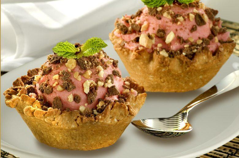 Cestinha de coco com sorvete e farofa de biscoito