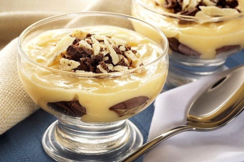 Creme de maracujá com chocolate e biscoito