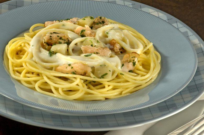 Espaguete ao molho de aspargos com salmão