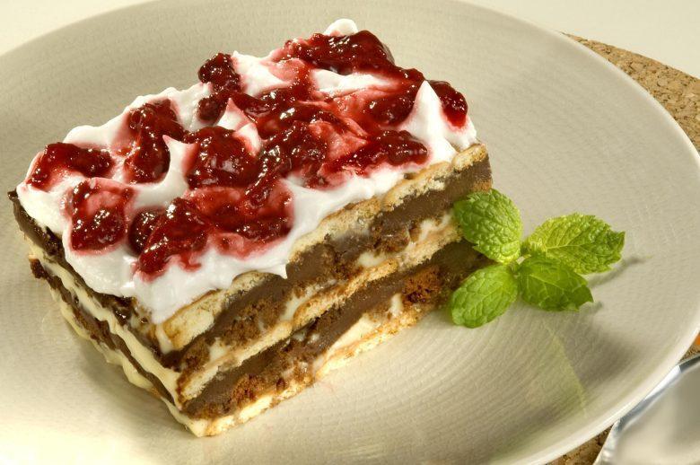 Pavê de chocolate com calda de frutas vermelhas