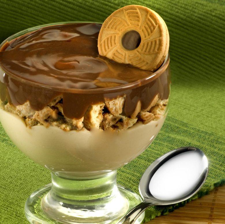 Taça cremosa de limão com biscoito e chocolate