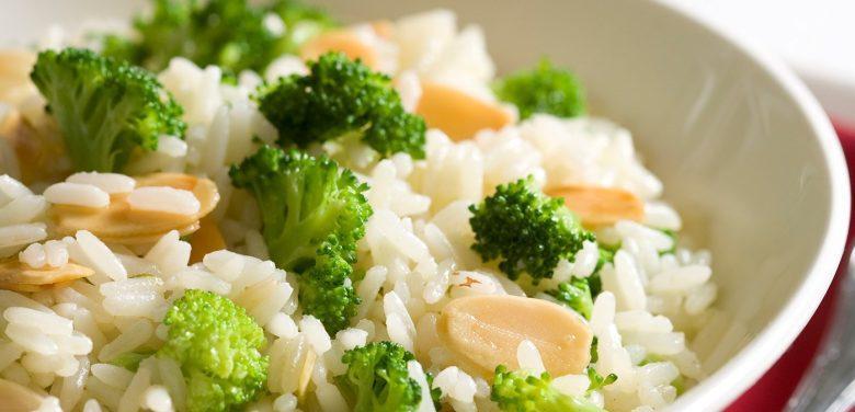 Arroz com brócolis e amêndoas