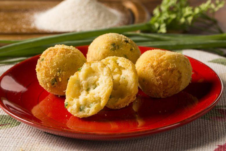 Bolinho de mandioca com bacalhau