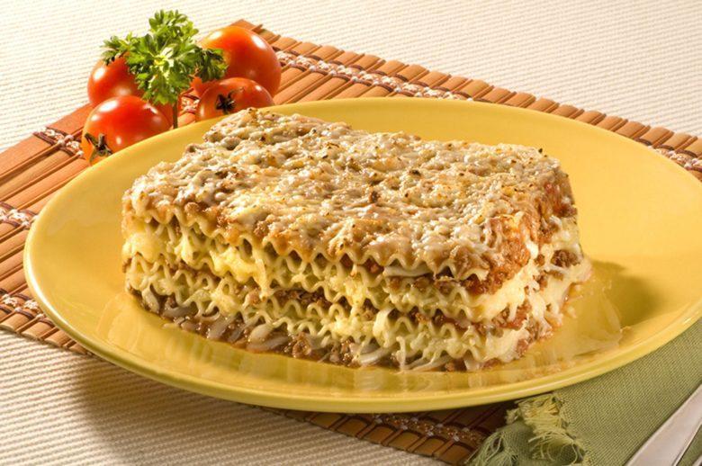 Lasanha de polenta com molho bolonhesa