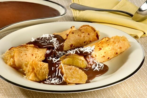Panqueca recheada com abacaxi e coco ao molho de chocolate