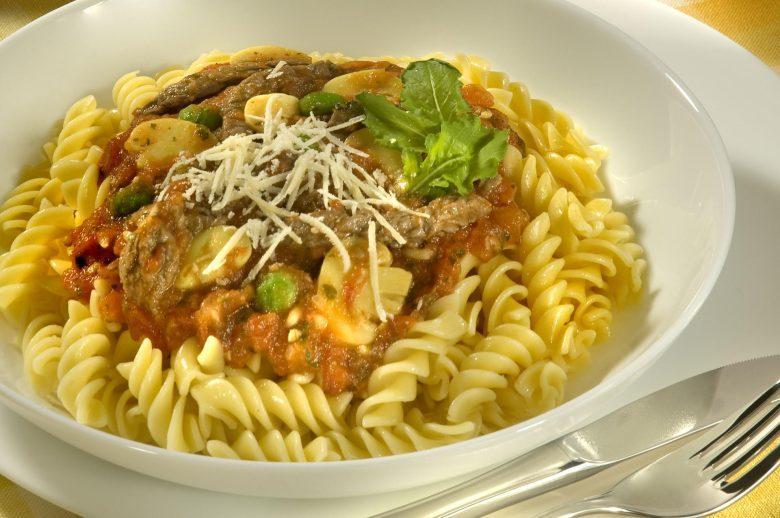 Parafuso ao molho de carne com rúcula