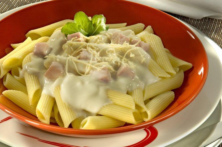 Penne ao molho de presunto com rúcula