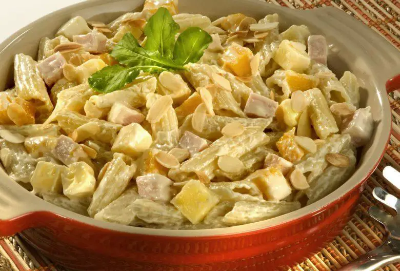 Salada ao molho de mostarda com peito de peru e manga