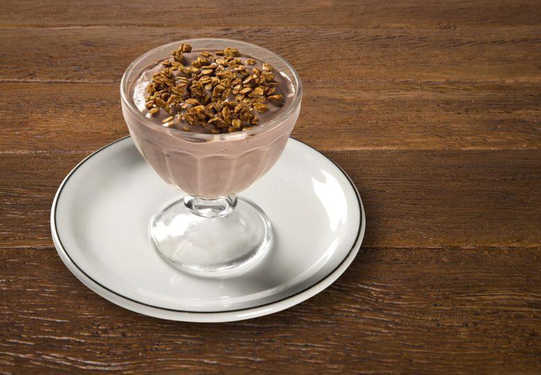 Sorvete de chocolate com granola