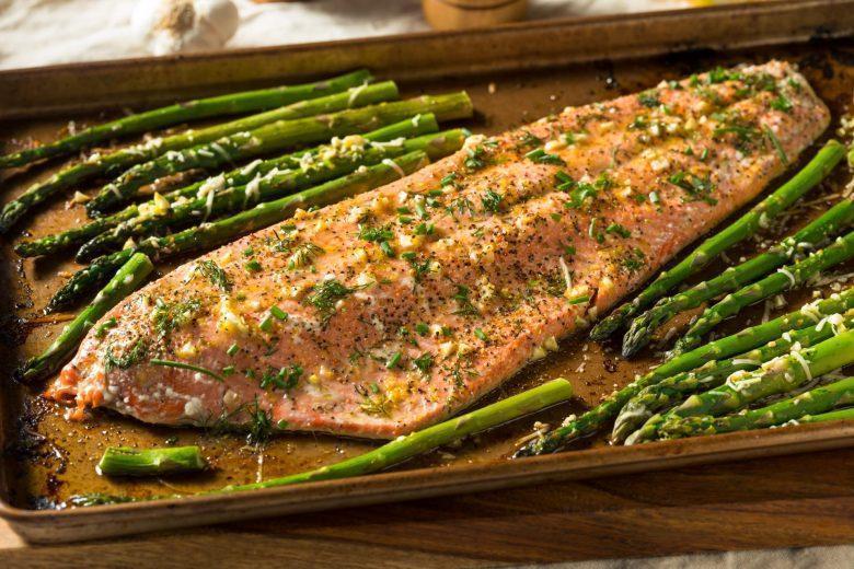 Salmão ao molho de aspargo