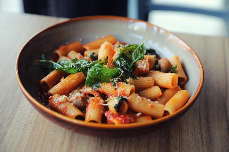 Rigatoni ao molho ragu
