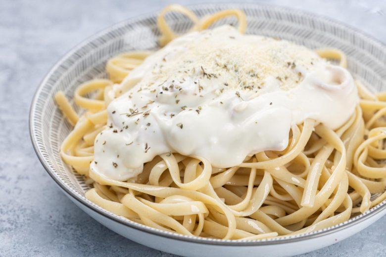 Macarrão ao molho de queijo e vinho