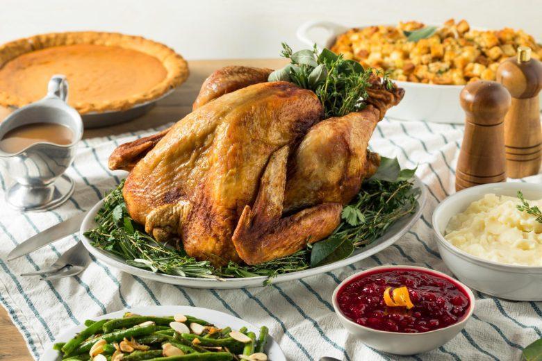 Frango assado com bacon e cebola