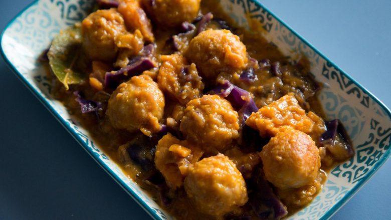 Almôndega de peixe com molho picante