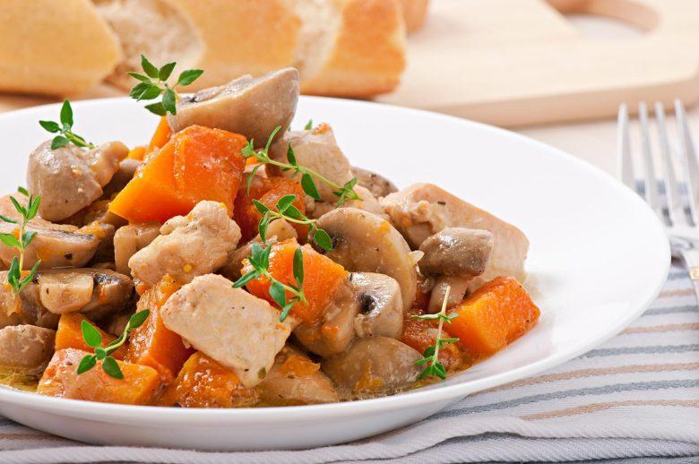 Frango com cenoura e cogumelo