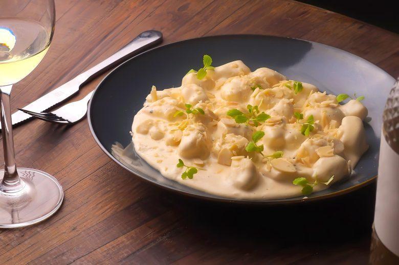 Nhoque com cheddar e molho de iogurte