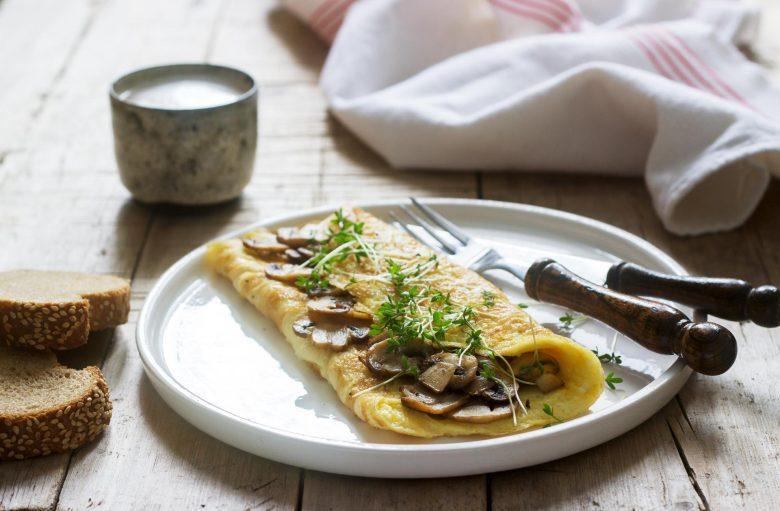 Omelete com cogumelo e cream cheese