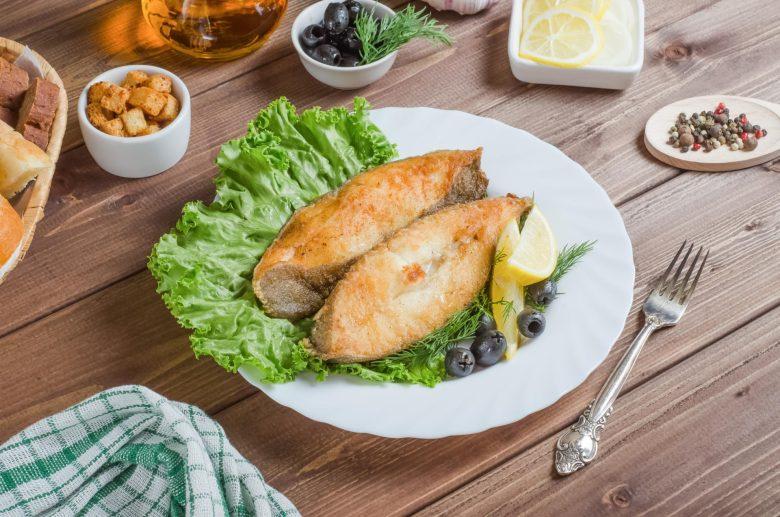 Peixe frito no fubá com molho tártaro