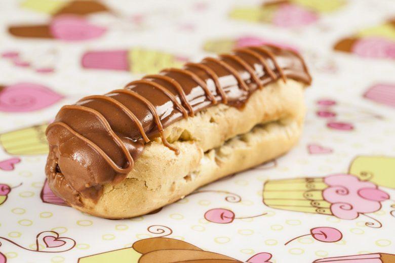 Éclair diet de creme e chocolate