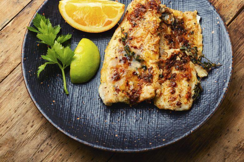 Peixe grelhado com molho de laranja