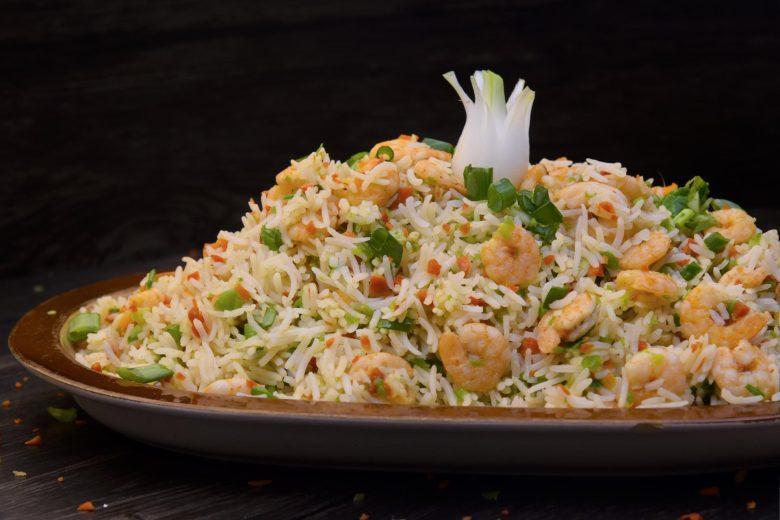 Arroz com camarão e legumes