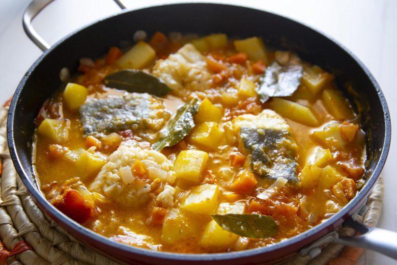 Bacalhau com molho de tomate e poejo