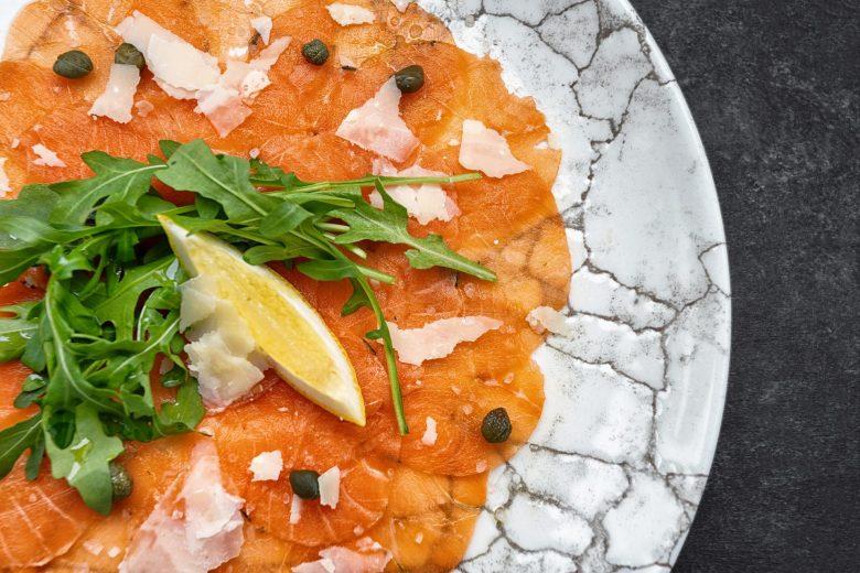 Carpaccio de salmão com manjericão