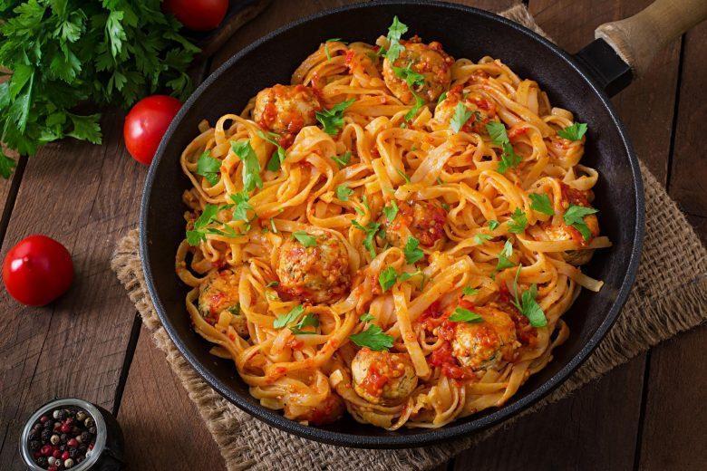 Linguine com almôndegas de bacalhau