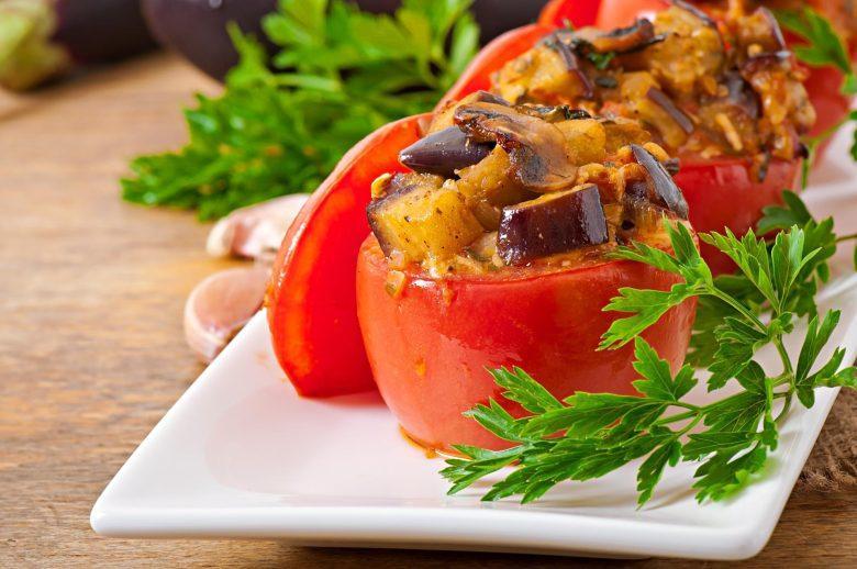Tomate recheado com bacalhau e berinjela