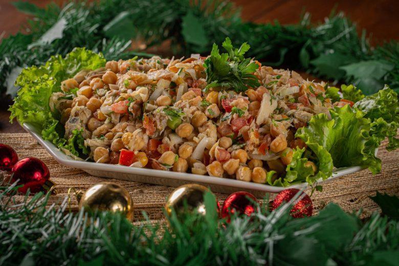 Salada de bacalhau com grão de bico aromático