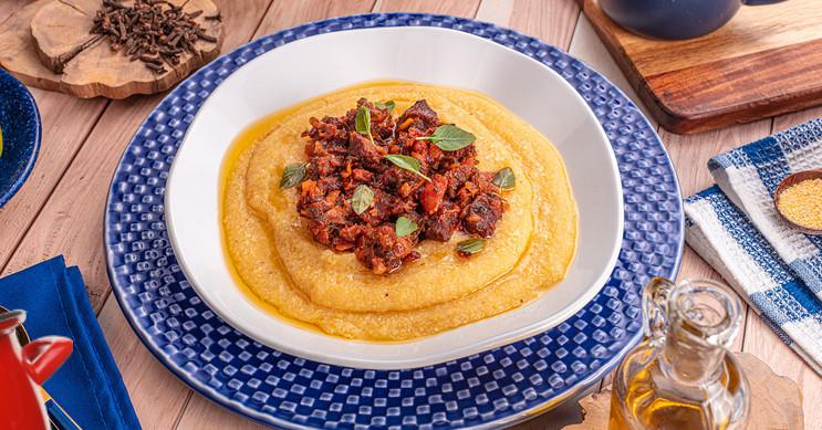 Polenta mole com ragu de carne