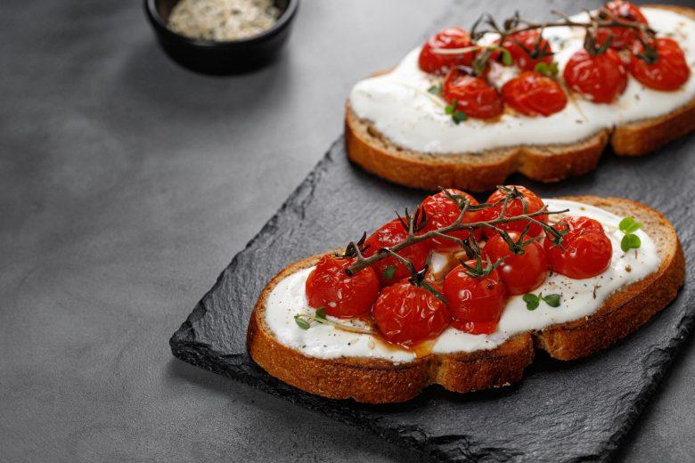 Bruschetta com tomate e queijo