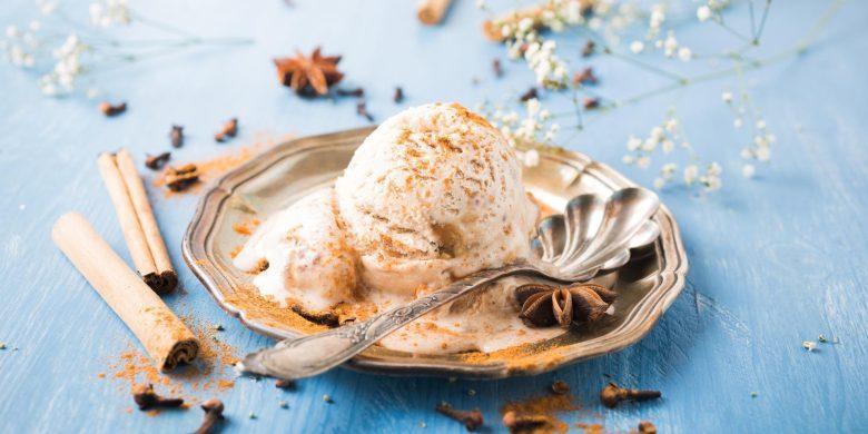 Sorvete de banana com calda de cravo e canela