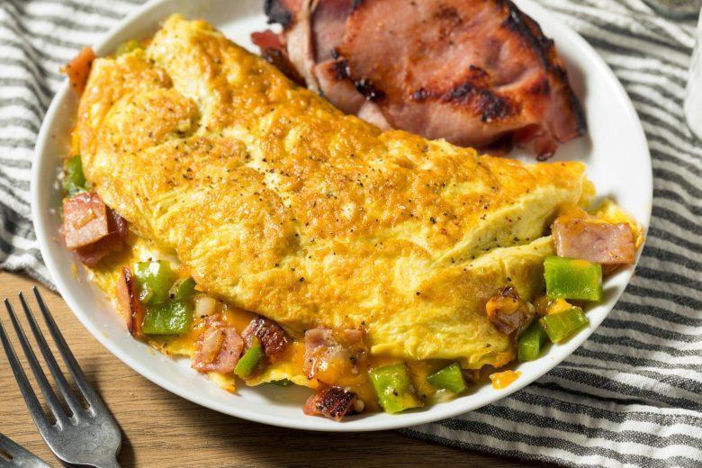 Omelete com bacon e chilli verde