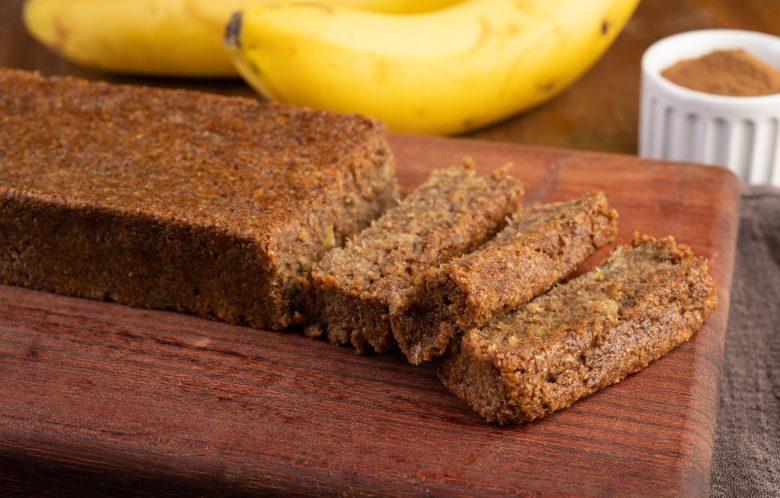 Bolo de banana com açúcar mascavo