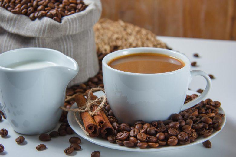 Cappuccino cremoso de chocolate com canela