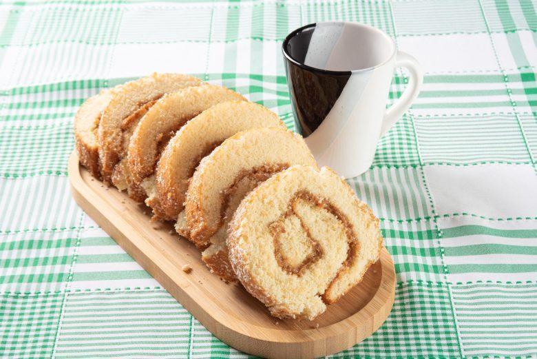 Rocambole cremoso de doce de leite