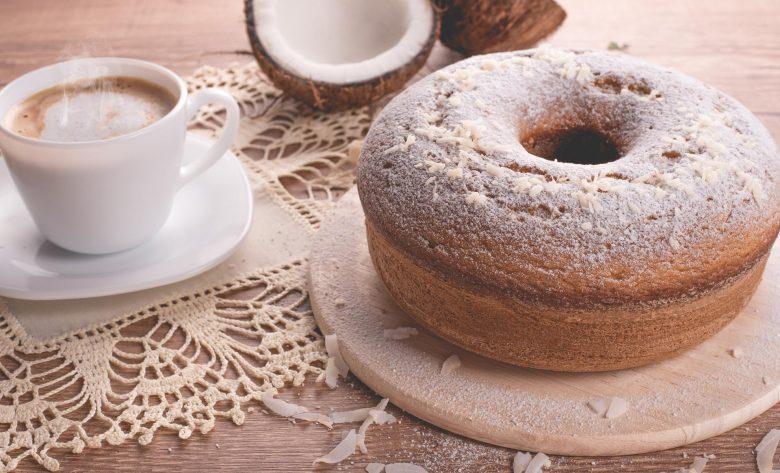 Bolo de fubá com coco e erva doce